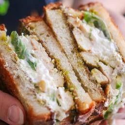 sandwich poulet burrata avocat pesto